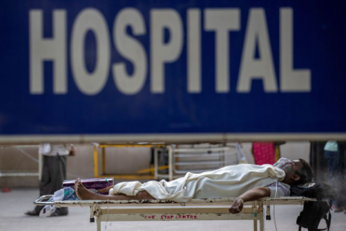 △4月23日，印度新德里一名确诊新冠肺炎的患者正在等待住院床位。 图片来源：路透社