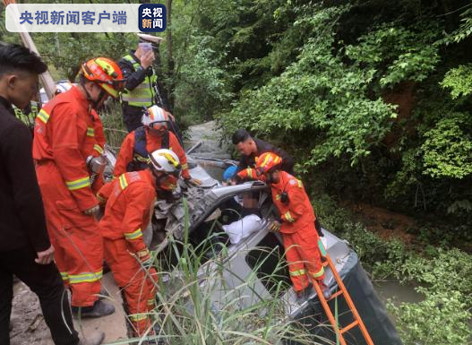 惊险！小货车占道行驶被撞飞坠入河道