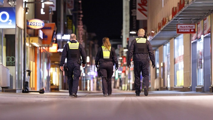 △德国警察宵禁期间在街上巡逻（图片来源：德国媒体）