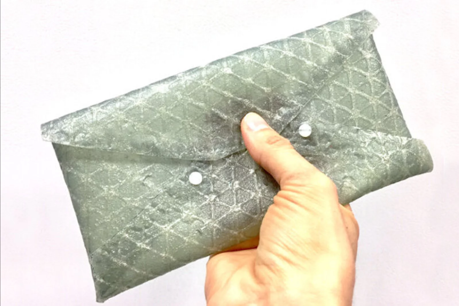 科学家将丝绸制成皮革：可3D打印出来和回收