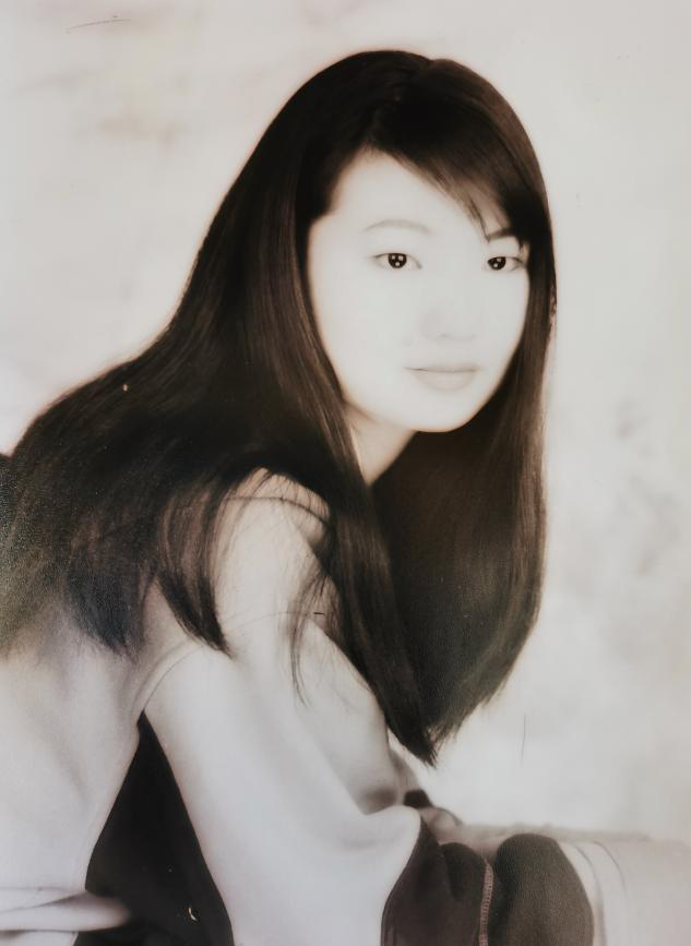 当年黑白照片中透露的惊艳,那是我从未有见过的您:文静秀气,岁月静好