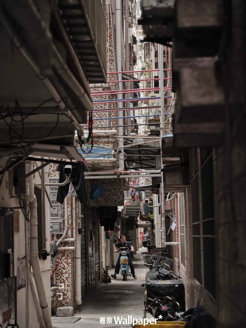 7215穿梭在握手楼间的居民,灰粉色的马赛克瓷砖是这里最常见的