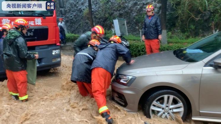 暴雨突袭 重庆巫溪城区严重积水 救援人员紧急出动