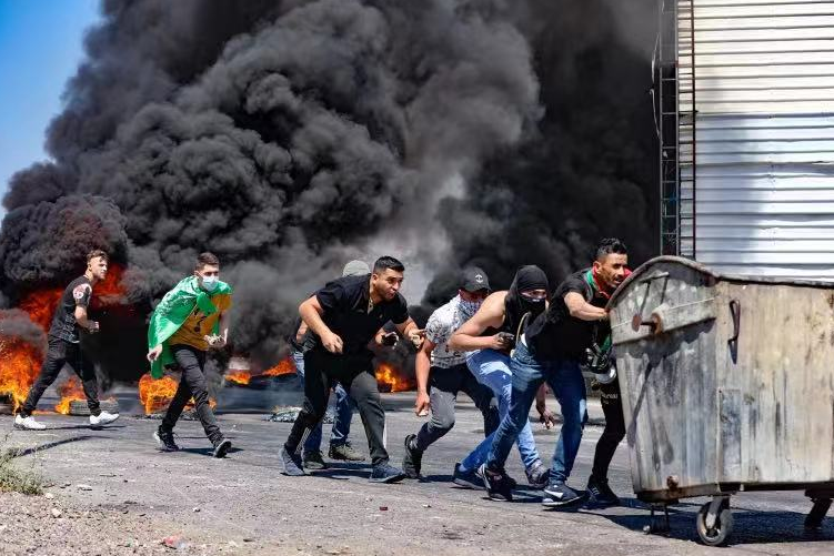 △西岸巴勒斯坦人对峙以军 图片来源AFP 