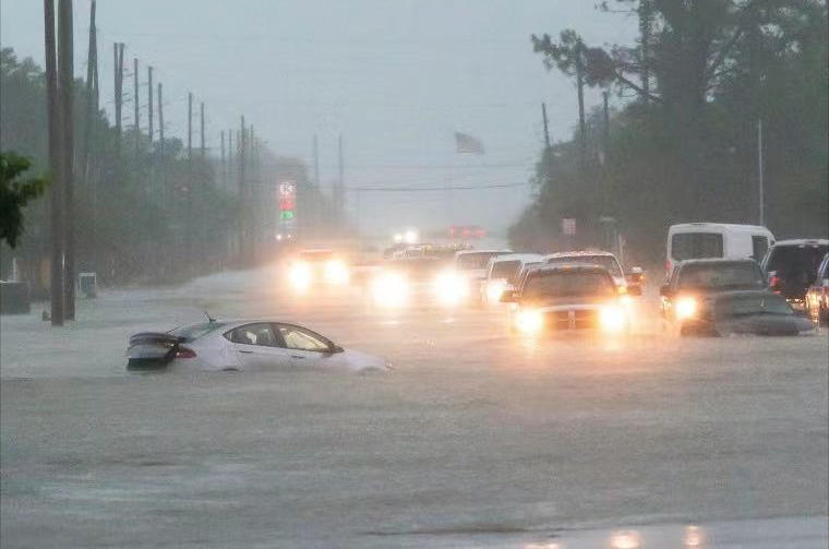 美国路易斯安那州暴雨造成80人受困