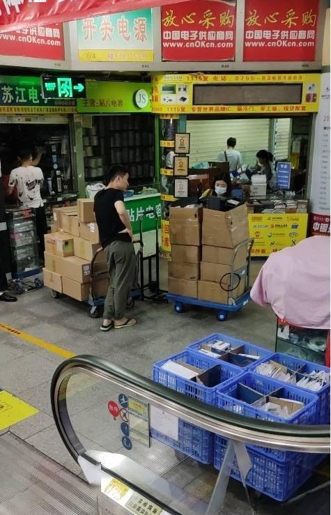 　　商场内随处可见商户在搬运货物。图/武汉晨报记者陈伟
