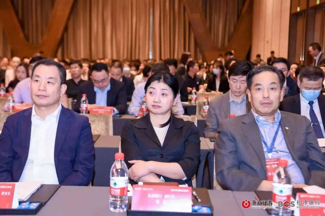 杨敏佳图4:长沙银行 副行长 王铸铭图5:长沙银行 副行长  胡燕军图6