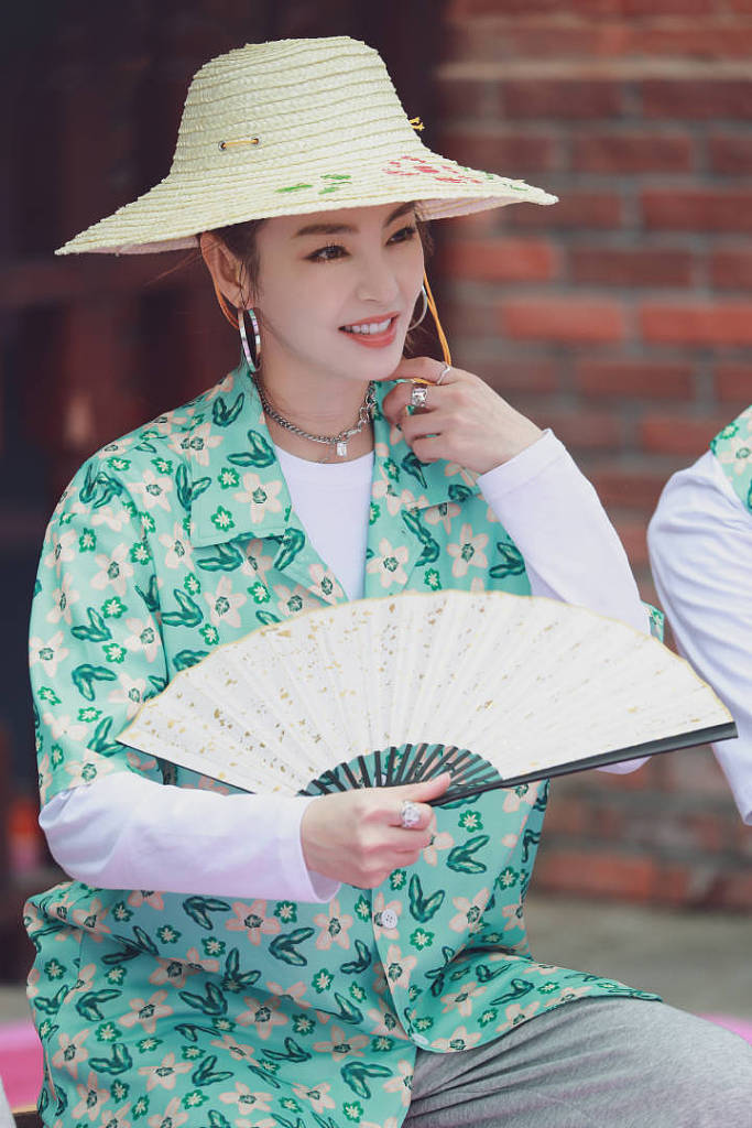 张雨绮《快本》拾草挑水体验农活 扎高马尾元气满满美似少女
