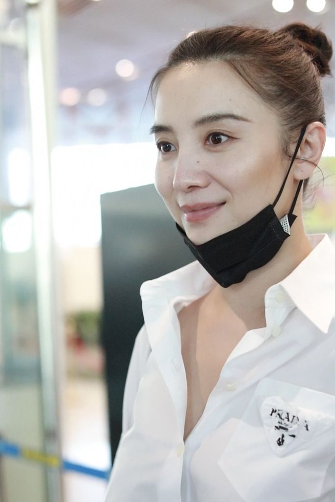 宋佳穿白衬衫清爽知性丸子头利落减龄 素颜精致能打不惧怼脸拍