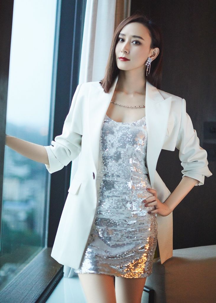 胡静亮片短裙唱跳活力满满 分享突破自我设限_高清图集_新浪网