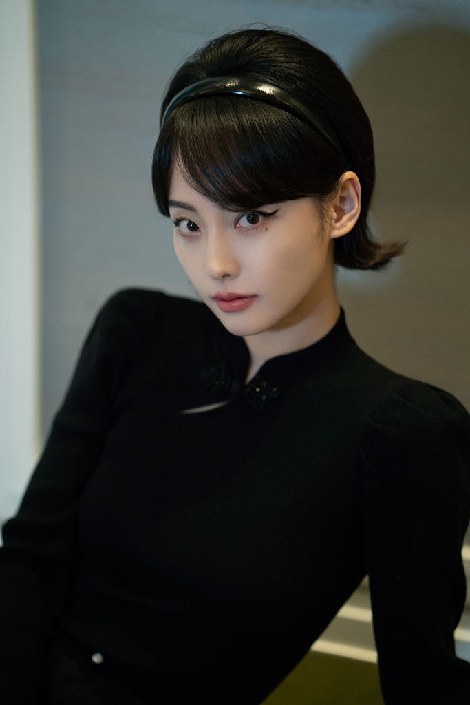 张嘉倪复古大片化身摩登女郎 优雅短发配黑衣尽显神秘气质