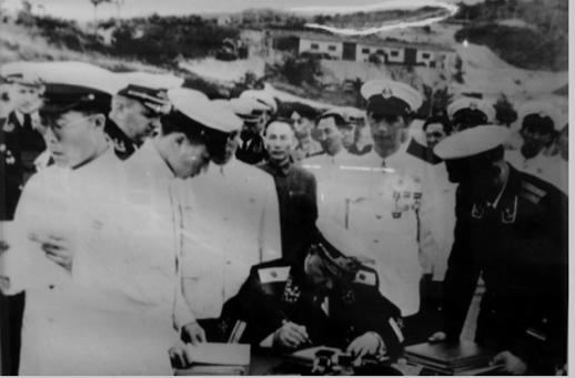 △1954年6月，苏联交付潜艇的签字仪式