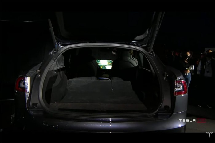 马斯克在特斯拉Model S Plaid上演示运行《Cyberpunk 2077》