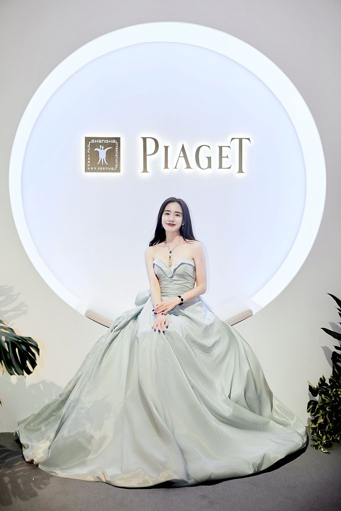 王智亮相伯爵非凡之夜 抹胸礼服华丽典雅展女神气质