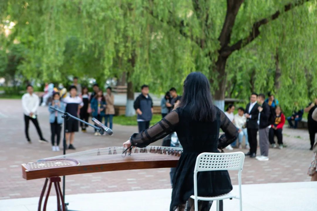 在哈工大室外看演出,根本停不下来!|哈工大|表演_新浪新闻