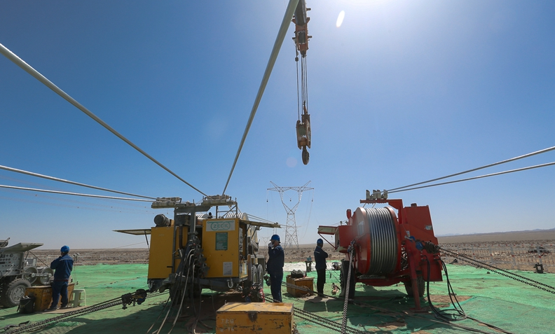 放线作业(甄立民摄)工程建成投运后,将大幅提高南北疆电力互送互补