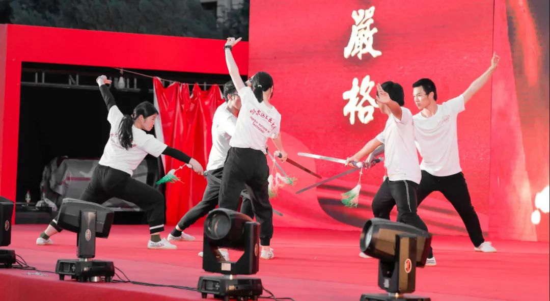 在哈工大室外看演出,根本停不下来!|哈工大|表演_新浪新闻