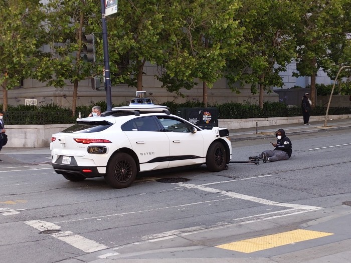 Waymo无人驾驶汽车在旧金山发生事故：与电动滑板车骑手剐蹭