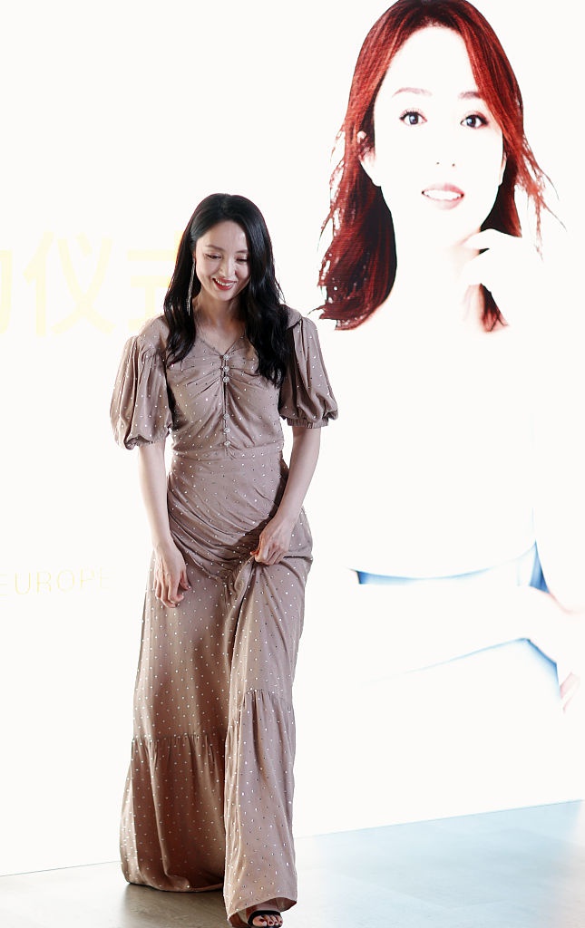 专心搞事业!董璇官宣代言优雅亮相 披肩发配亮钻长裙温柔大气