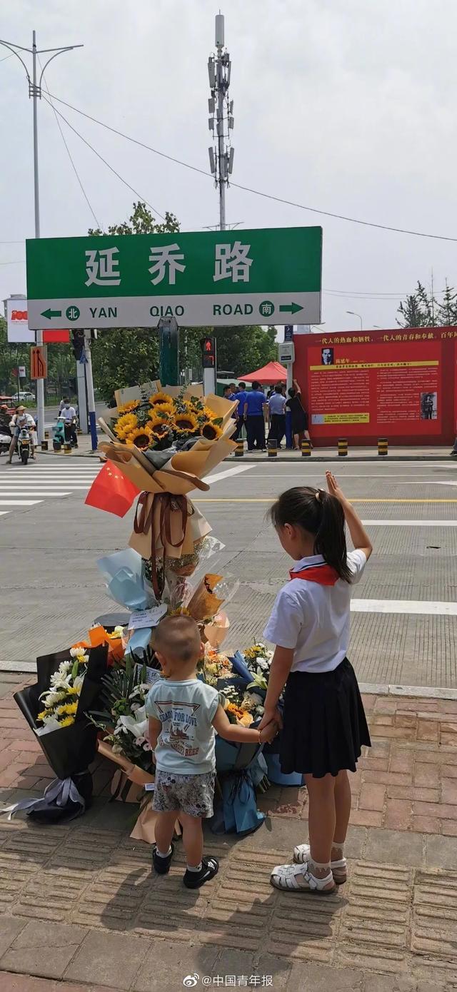 破防了！延乔路路牌下摆满鲜花