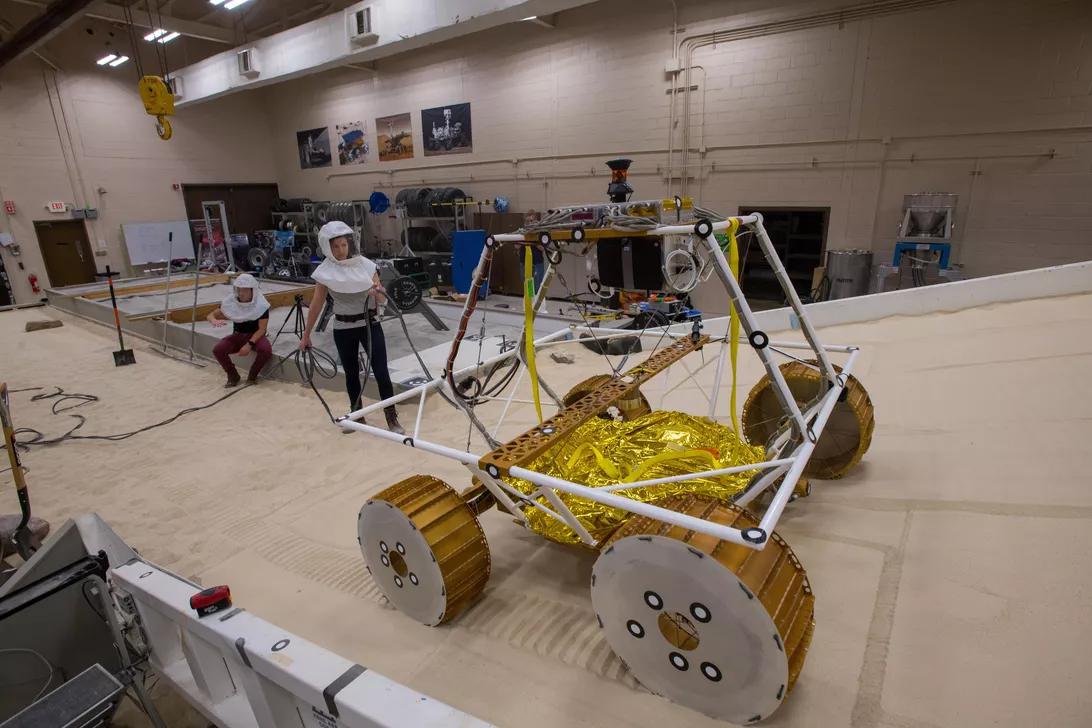 NASA正向月球发送一个极地寻水的探测器VIPER