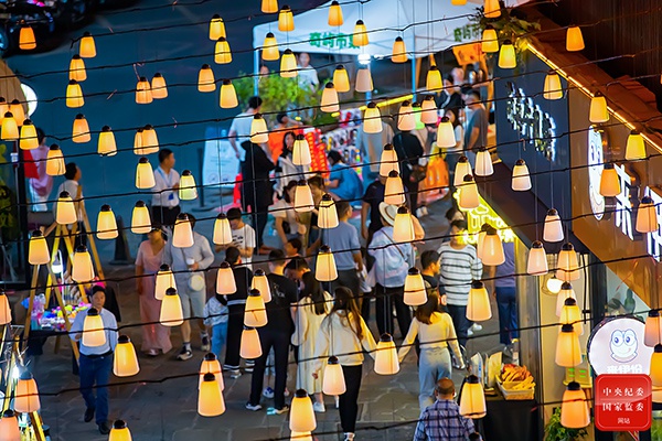 杭州市淳安县千岛湖镇老街夜市灯如星火,沿街商铺的叫卖声,街头宜人