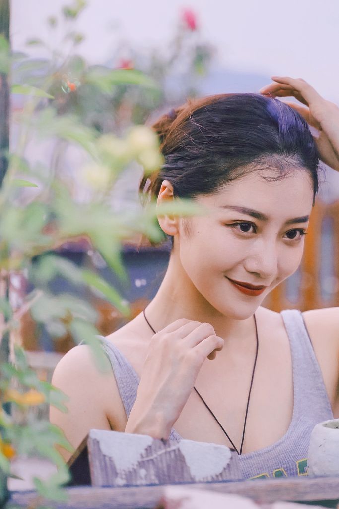 1 / 7 2021年7月5日讯,演员吕艳蓓最新写真照曝光,照片中她随意挽起