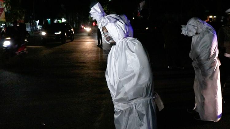 为推行防疫政策 印尼警方扮鬼吓人:待在家里!