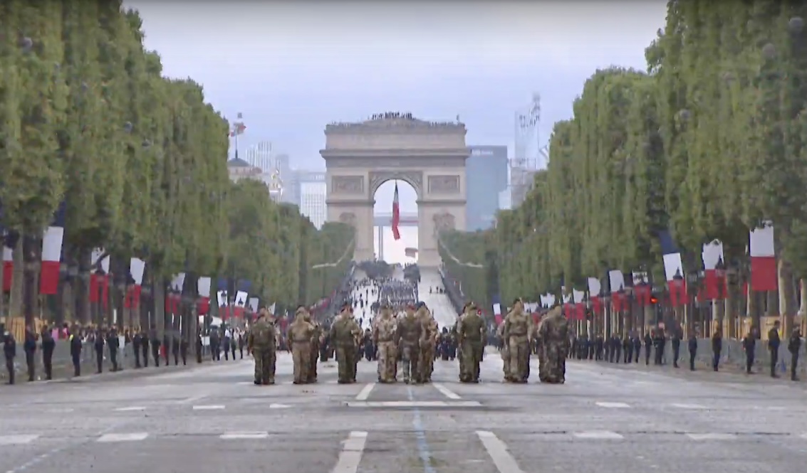 法国恢复国庆阅兵仪式 为应对疫情大幅减少观礼人数