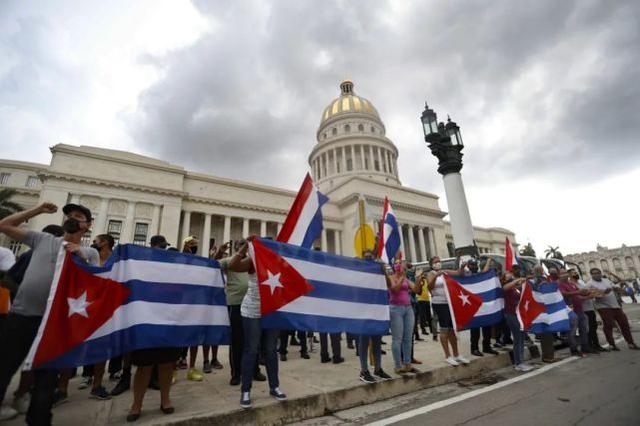 ▲当地时间2021年7月12日，古巴首都哈瓦那，政府支持者手持古巴国旗聚集在国会大厦前。（人民视觉）