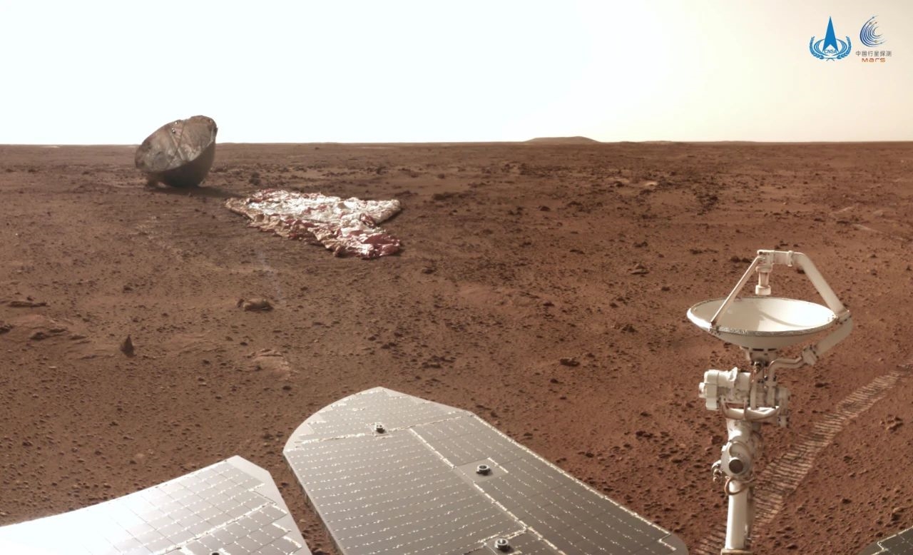 中国火星照上新 “祝融号”近距离“看”降落伞与背罩