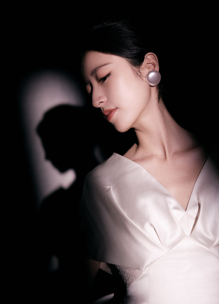 周雨彤纯白深v露背礼服曼妙精致 优美天鹅线条上演光影大片