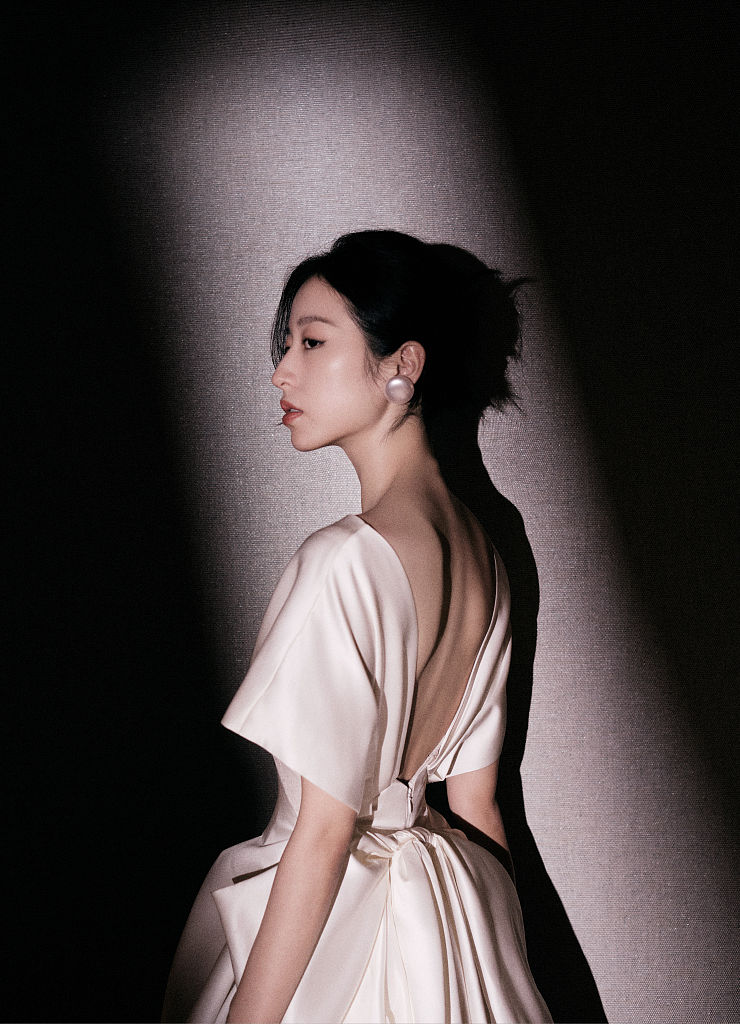 周雨彤纯白深v露背礼服曼妙精致 优美天鹅线条上演光影大片