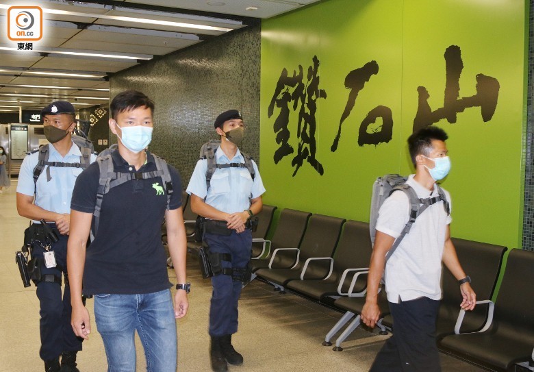 香港反恐特勤队首度派出便装警员在港铁站及法院巡逻