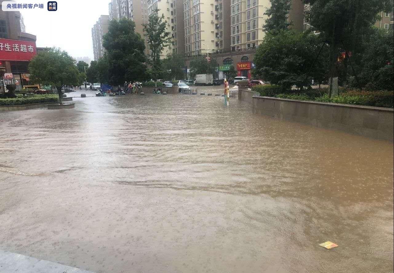 暴雨突袭信阳 消防救援人员紧急营救被困群众84人