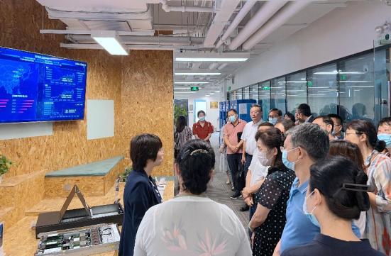 【百望云副总裁金鑫向联合调研组领导介绍百望云智能产品】