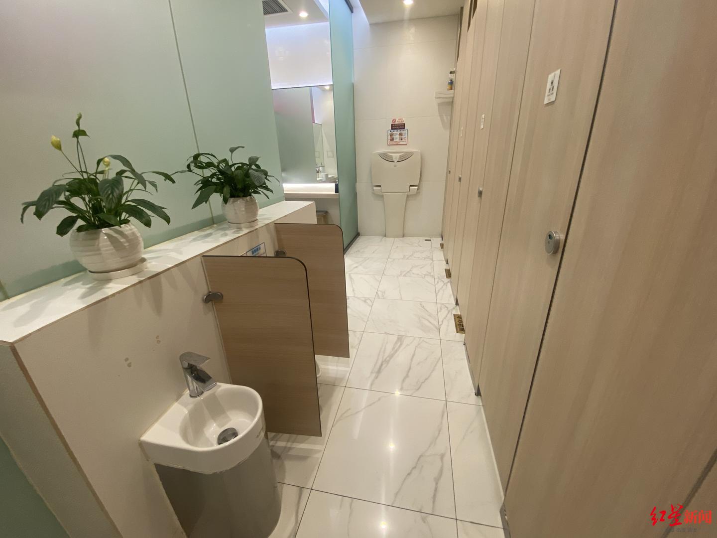 成都一商场女厕中设置男性小便池商场回应