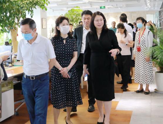 【百望云创始人、CEO陈杰向联合调研组领导介绍百望云数字商业平台】