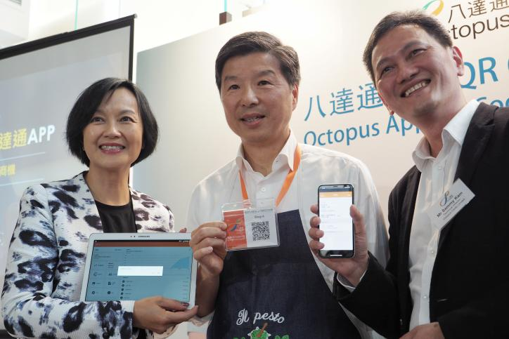 （在香港国际交易中心，工作人员展示八达通的扫描二维码支付功能。新华社记者王申摄）