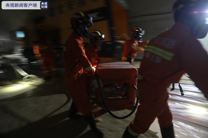 △救援人员在左侧隧道抢运工程设备