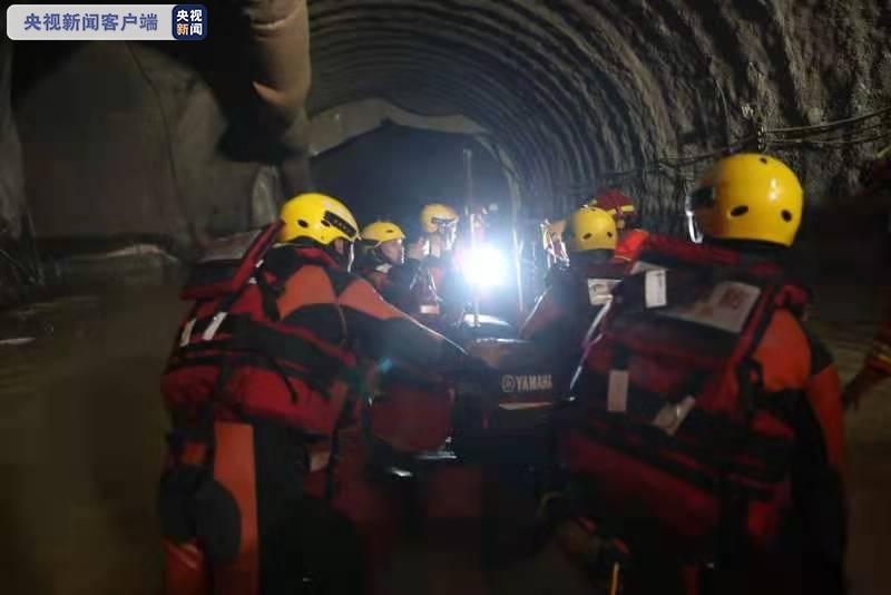 △救援人员在隧道左洞事发现场全力搜救被困施工人员 