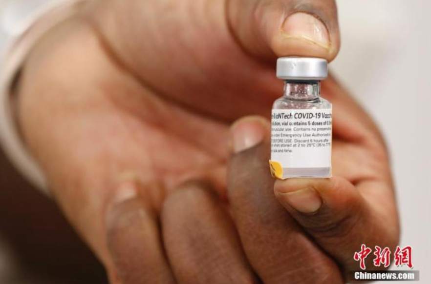 资料图：纽约长岛犹太医疗中心护士展示美国首批新冠疫苗。中新社记者廖攀摄