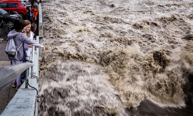 往日寧靜的魯爾河變得激流洶湧,圖片來源:RHEIN-ERFT-KREIS/EPA/SHUTTERSTOCK