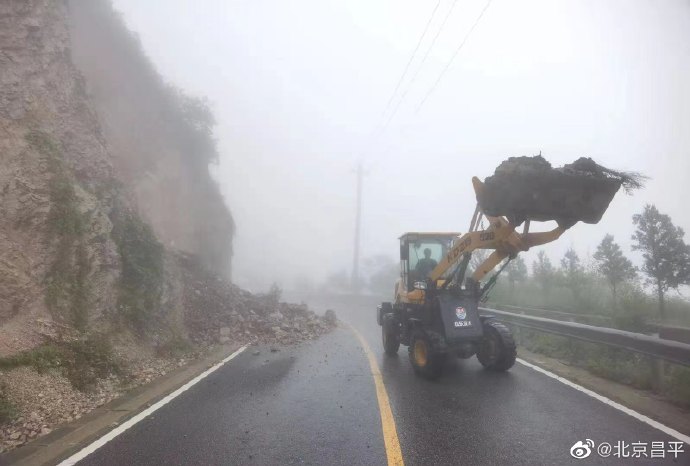 暴雨橙色预警！北京多处发生山体塌方 养护人员正紧急处置