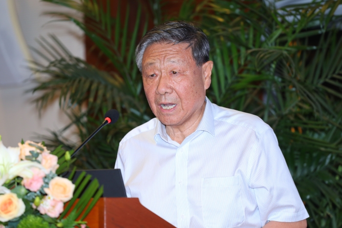 交通部原副部长,中咨公司专家学术委员会主任胡希捷发表主旨演讲