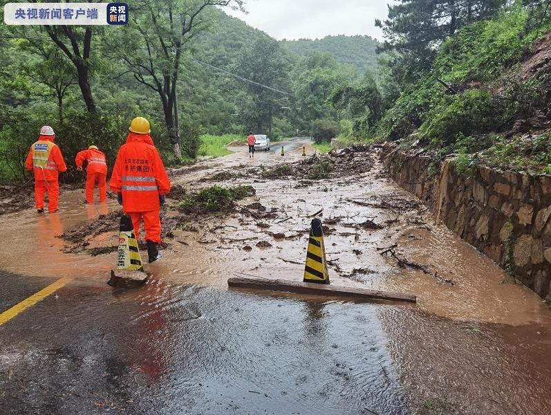 北京延庆多处道路因积水和塌方落石中断 交通部门全力抢险