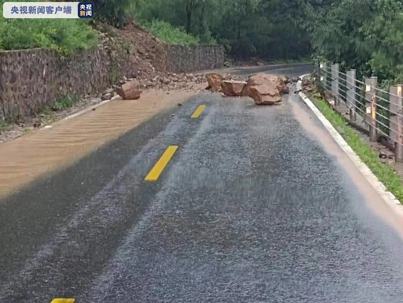 北京门头沟区一处山路有落石断路 现已恢复通行