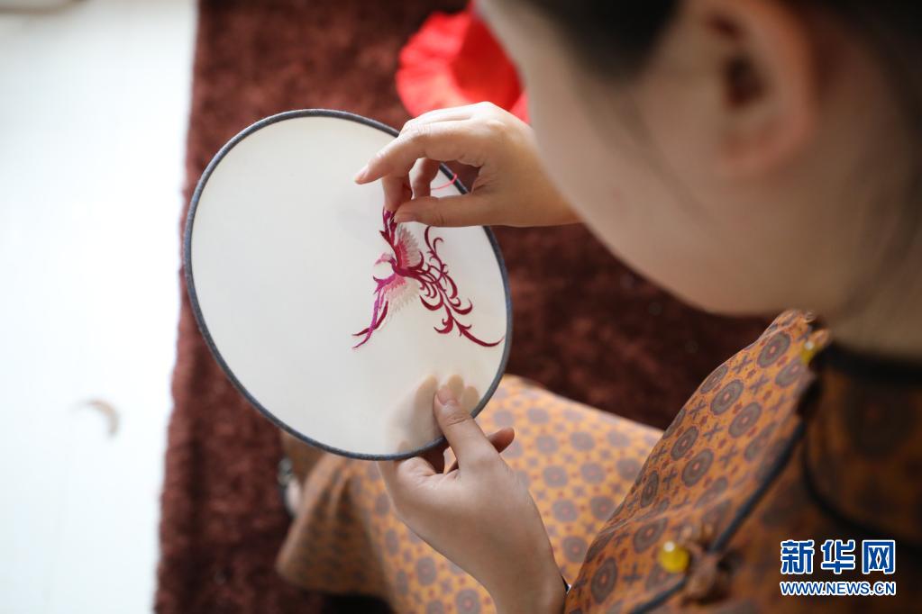 鼓励当地企业引进京绣等传统技艺,发展旗袍,手工刺绣等非遗文化产品