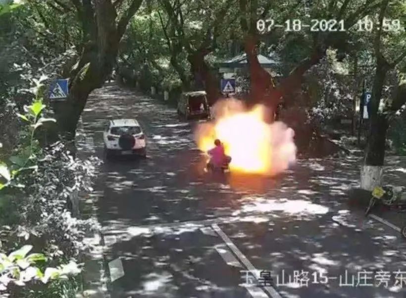 电瓶车行驶中爆燃 烧伤女孩病危：专家称大概率锂电池造成