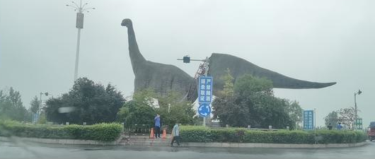 “恐龙之乡”地标：18米高的巨型恐龙雕塑断裂后露出钢筋